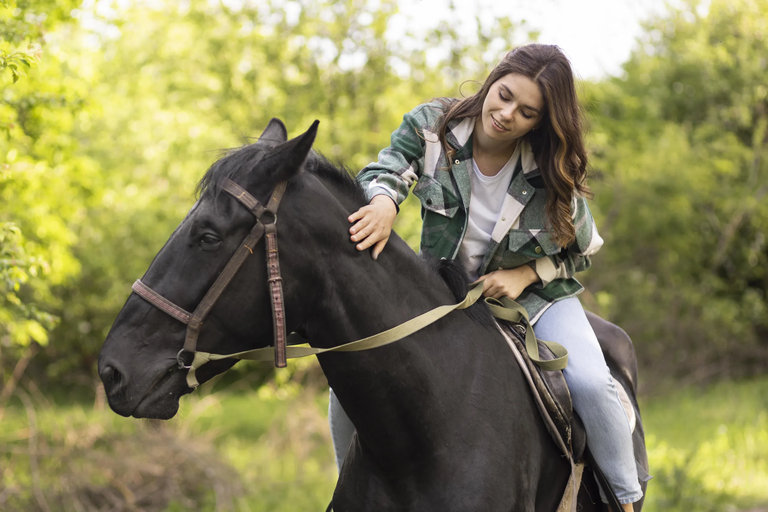 medium-shot-smiley-woman-riding-horse